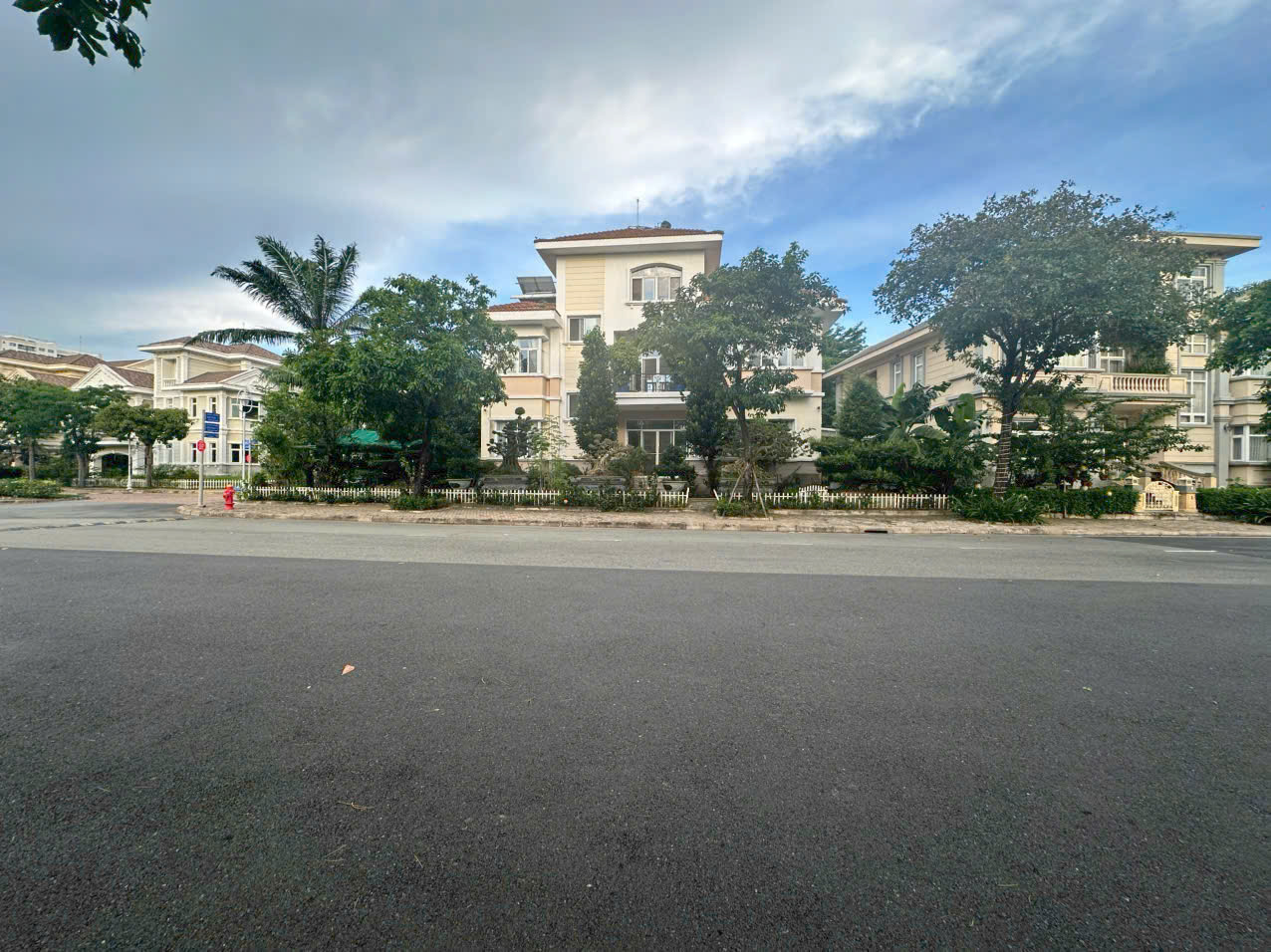 Biệt Thự Chateau Phú Mỹ Hưng – Lâu Đài Góc 3 Mặt Tiền, Giá 300 Tỷ